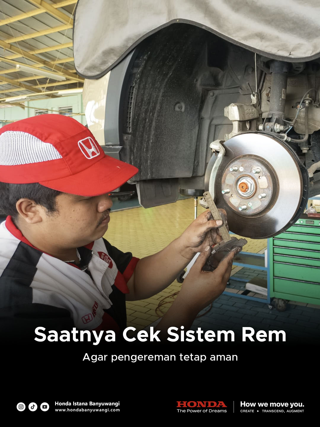Mekanik Honda memeriksa kampas rem mobil