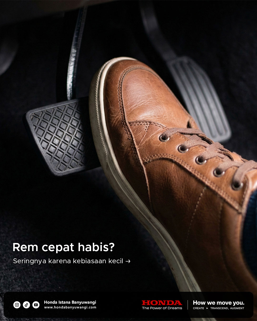 Kaki menginjak pedal rem