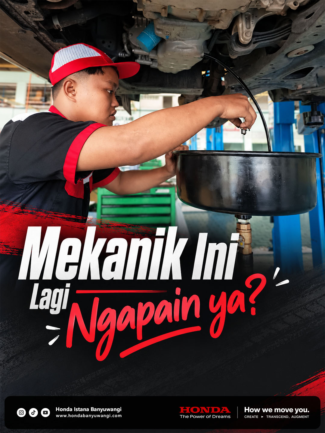 Mekanik Honda menguras oli mesin lama