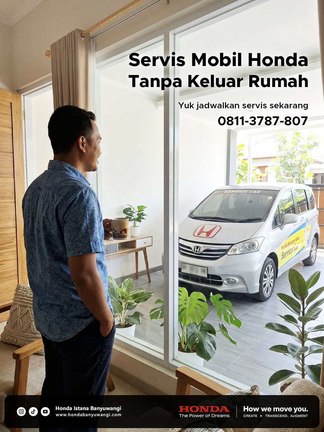 Seorang pria melihat mobil Home Service dari dalam rumah