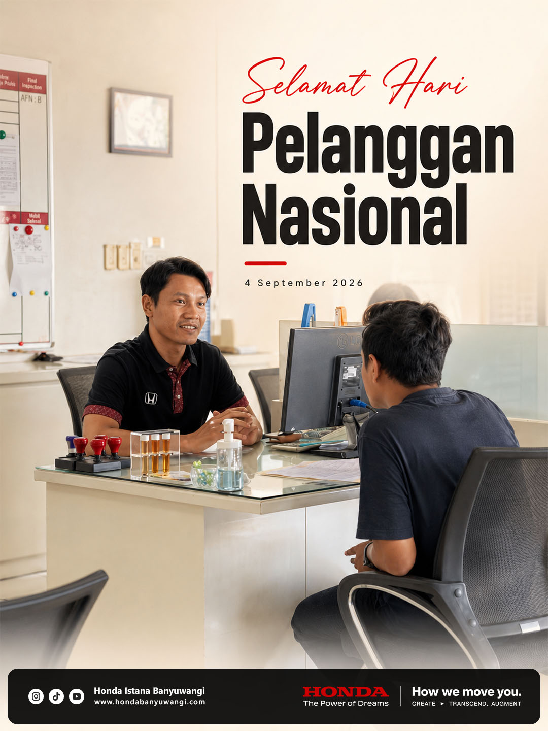 Service Advisor Honda Istana Banyuwangi melayani pelanggan