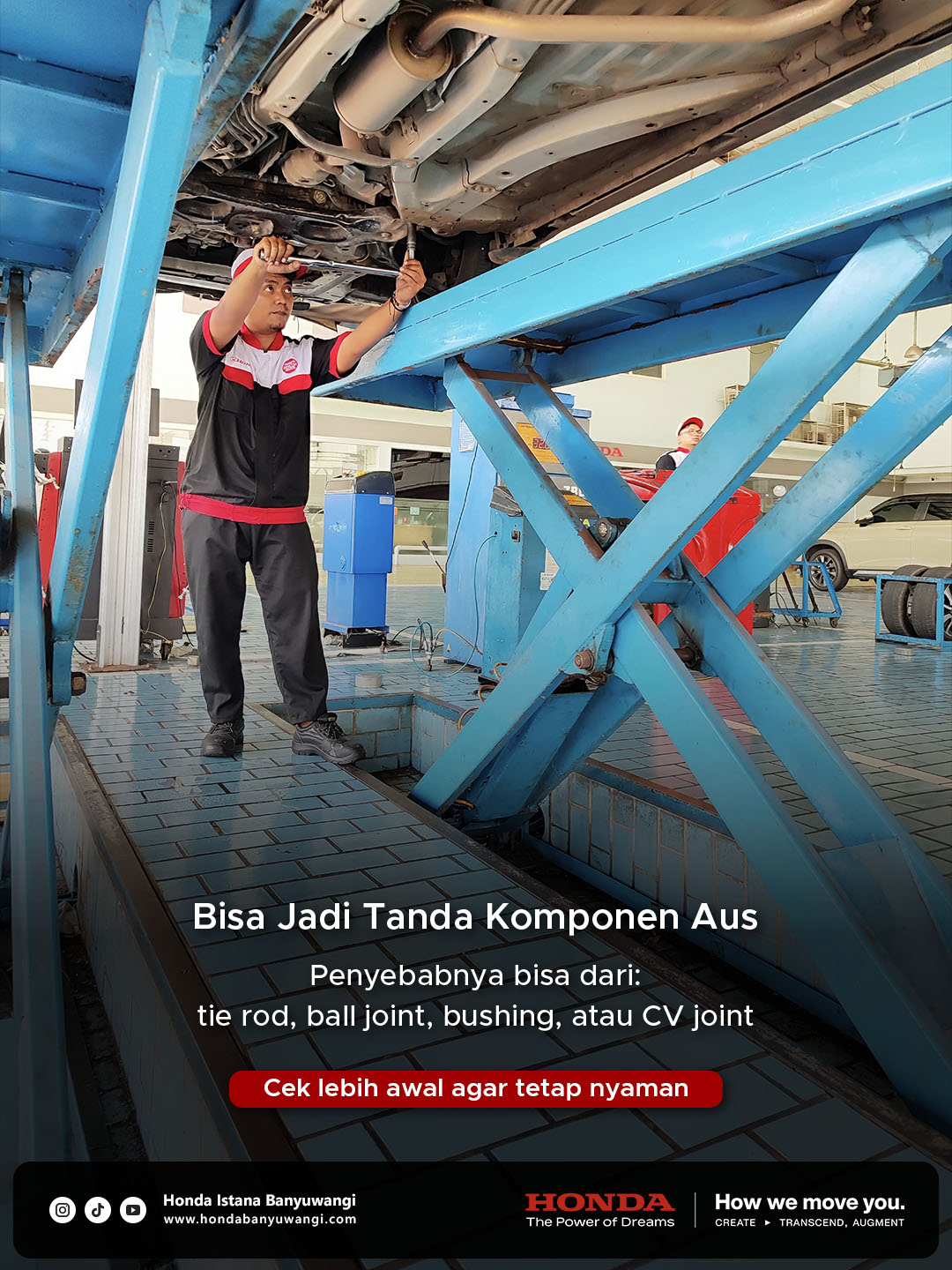 Mekanik Honda Istana Banyuwangi memeriksa kaki mobil