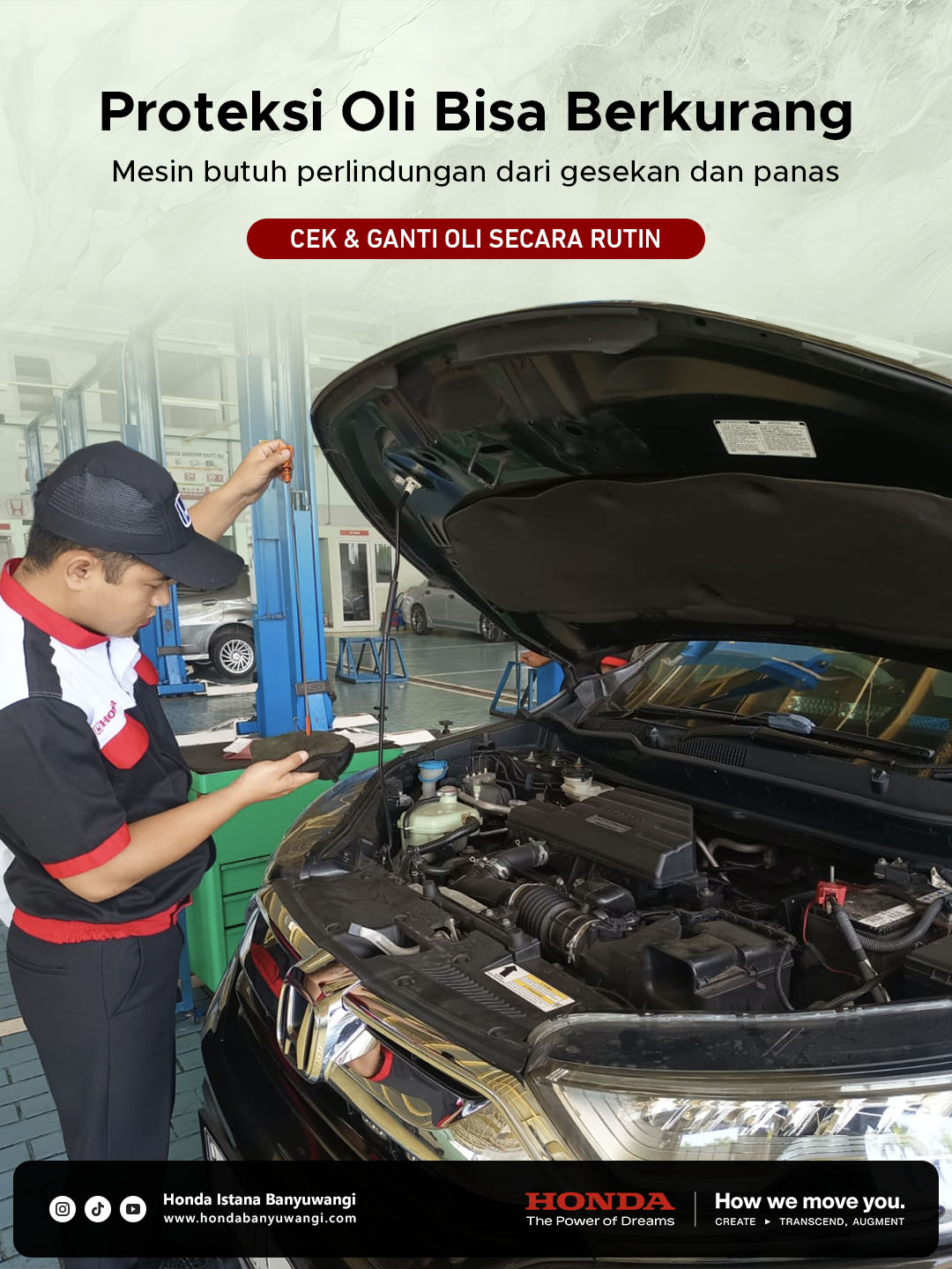 Mekanik Honda Istana Banyuwangi memeriksa kondisi oli mesin
