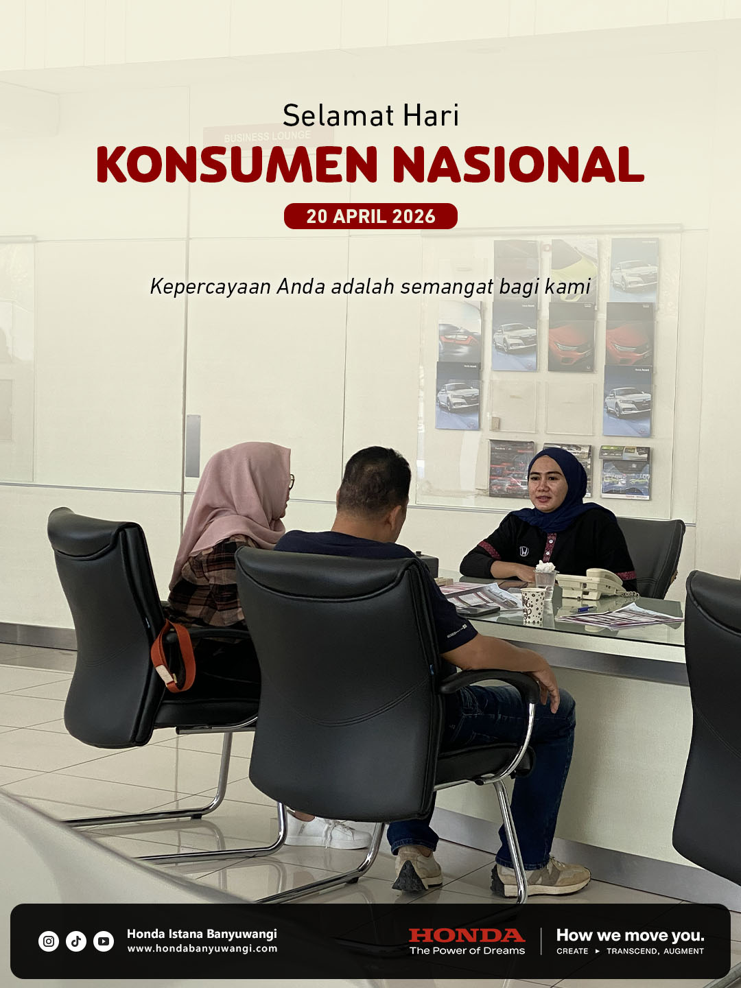 Sales Honda Istana Banyuwangi melayani konsumen dengan ramah
