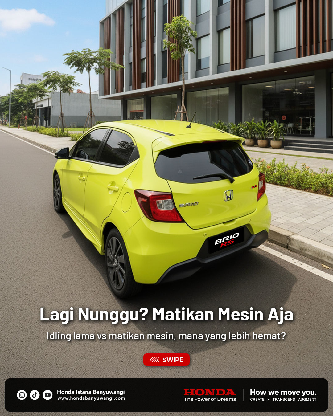 Honda Brio parkir di tepi jalan