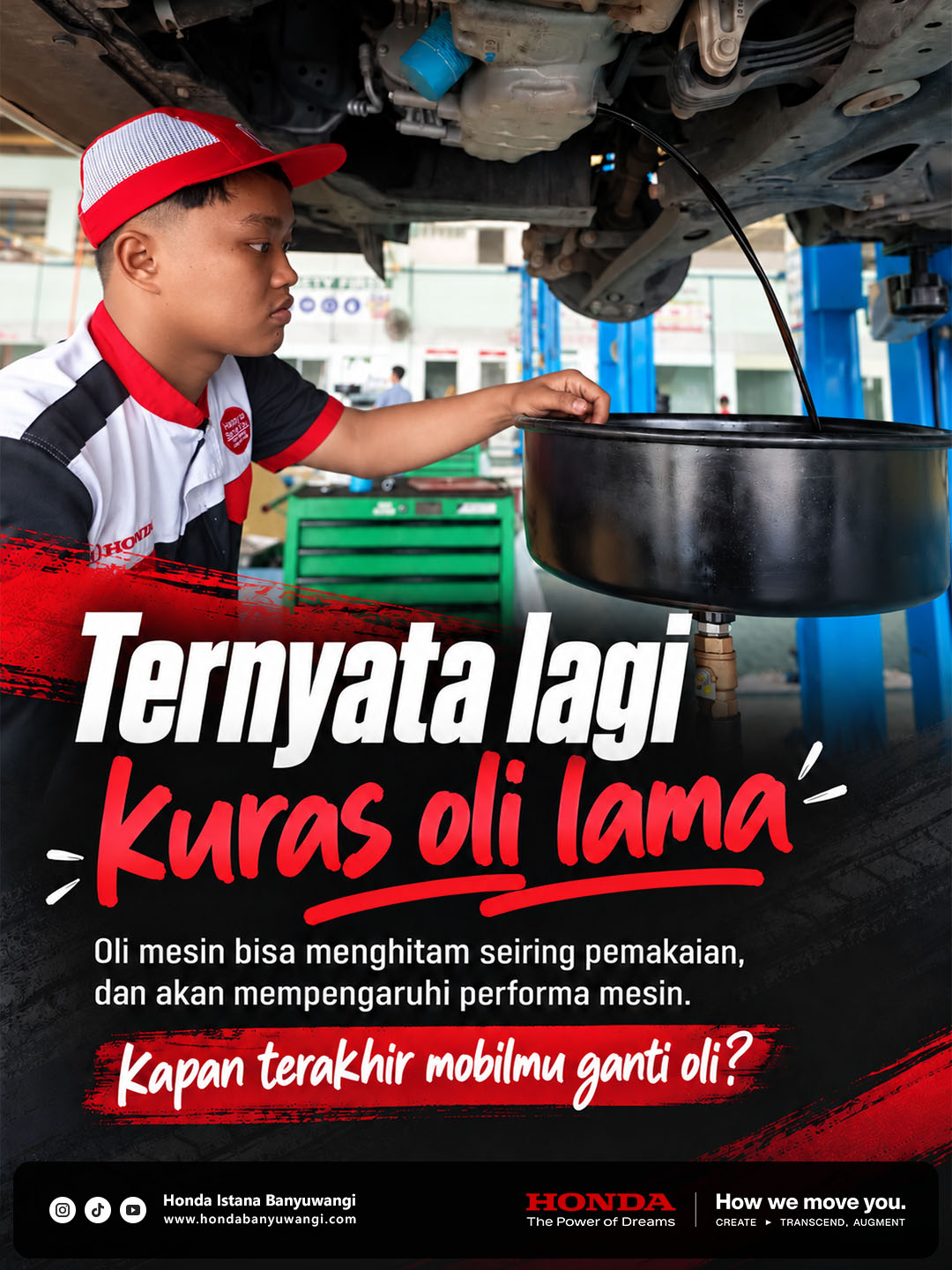 Mekanik Honda menguras oli mesin lama