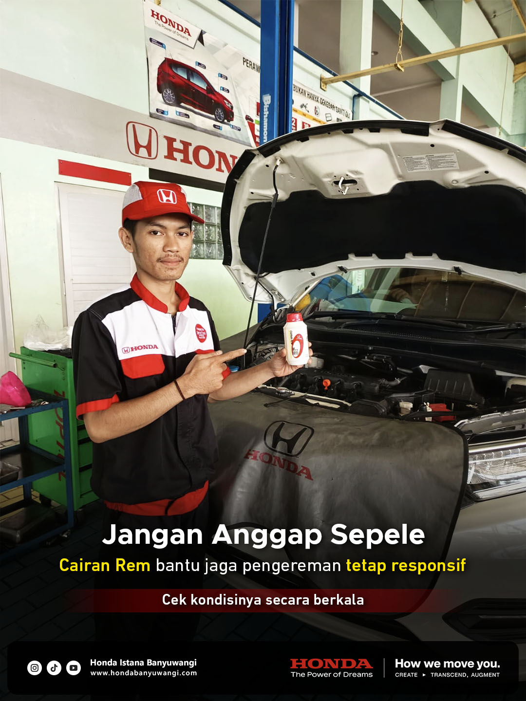 Mekanik menunjukkan Cairan Rem Honda