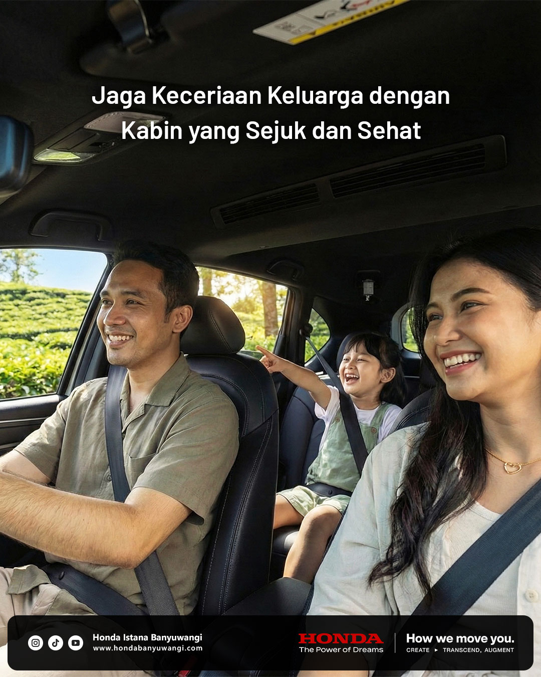 Keluarga ceria menikmati perjalanan di dalam kabin Honda BR-V N7X