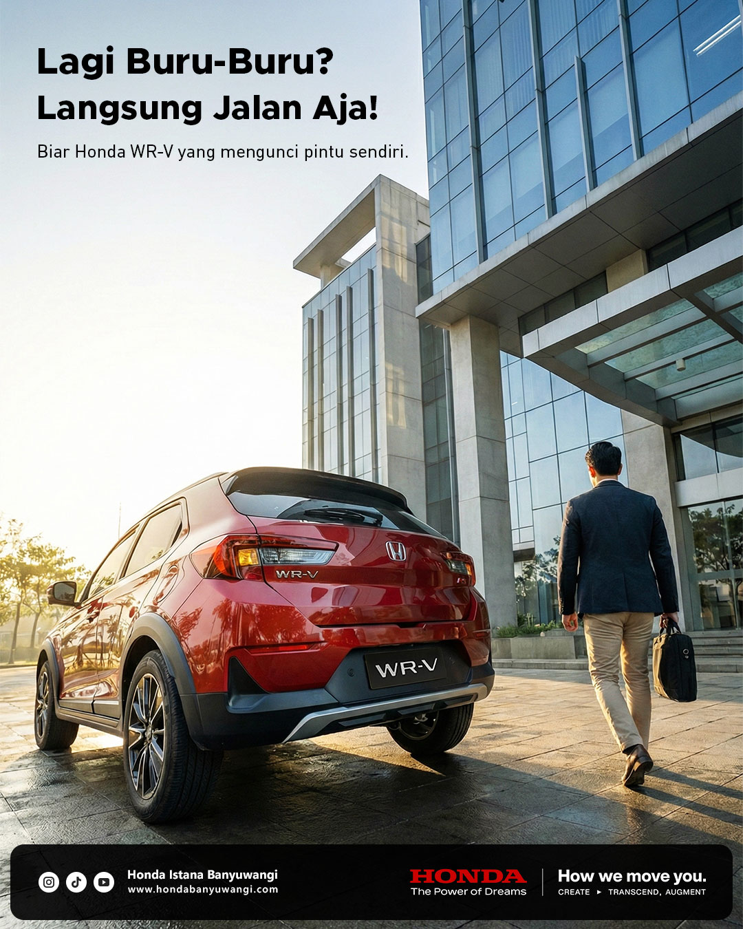 Seorang pria terburu-buru meninggalkan Honda WR-V menuju kantor