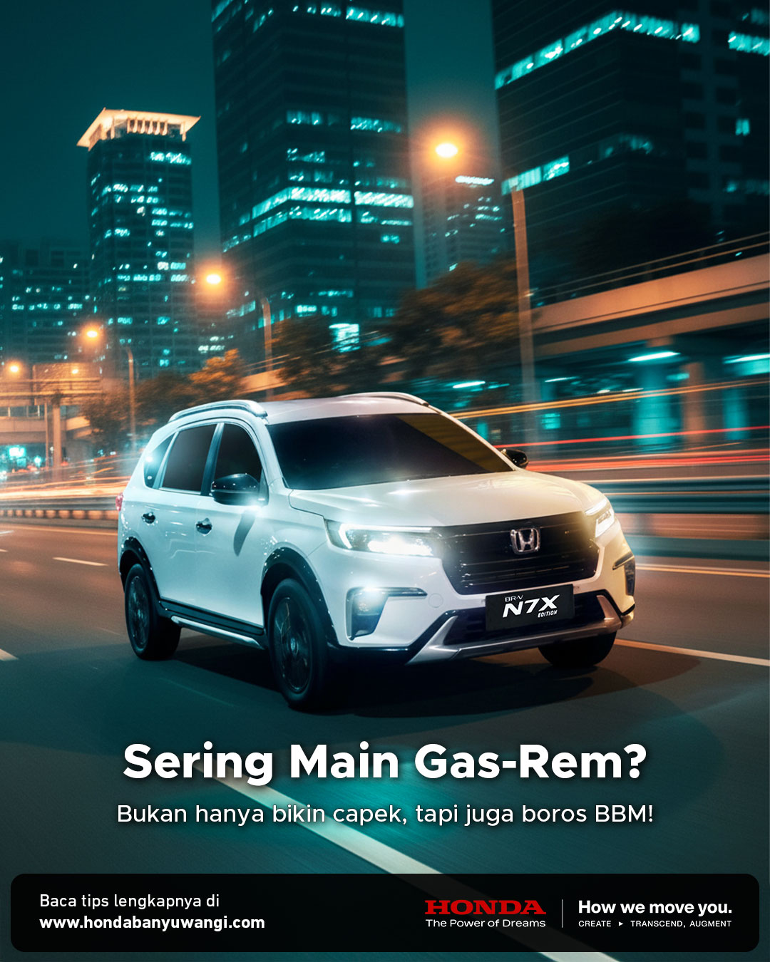 Honda BR-V N7X melaju di jalan kota saat malam hari