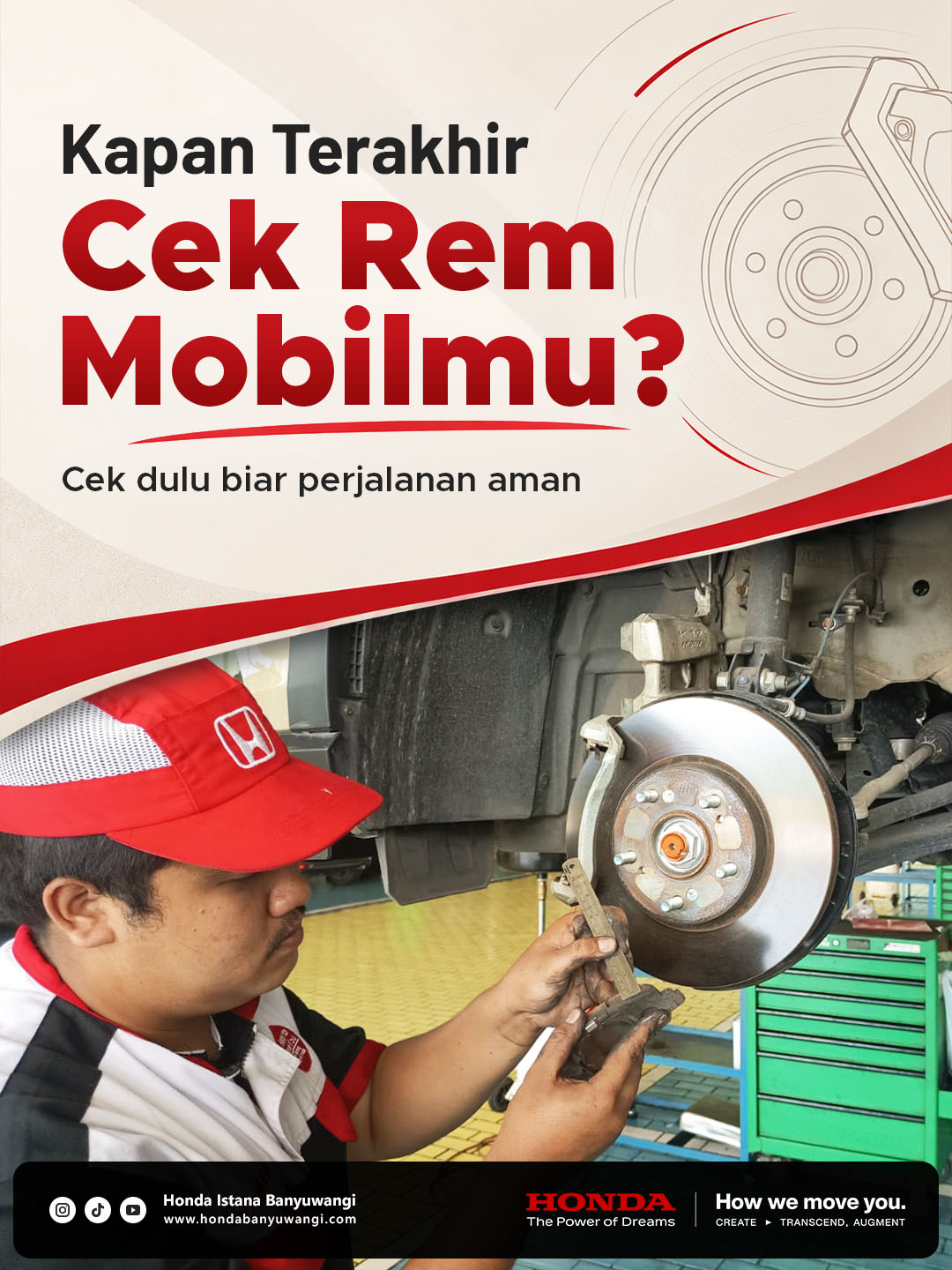 Mekanik Honda mengukur ketebalan kampas rem mobil